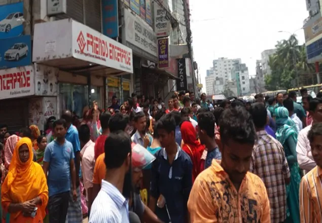 বেতনের দাবিতে বাড্ডায় সড়ক অবরোধ 