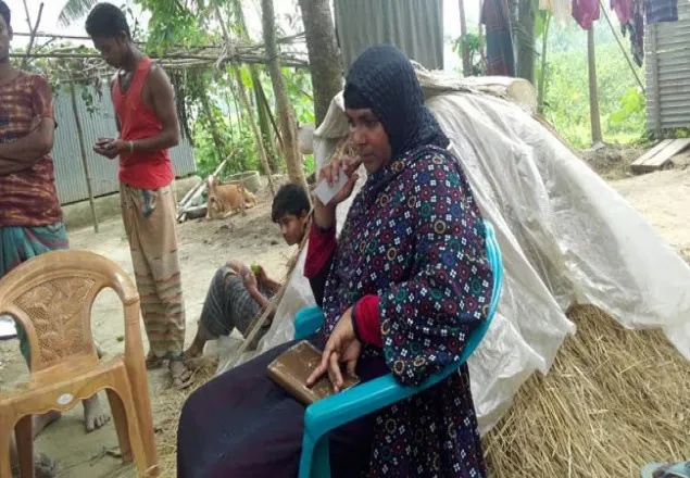 বিয়ের দাবিতে প্রেমিকের বাড়িতে অনশন