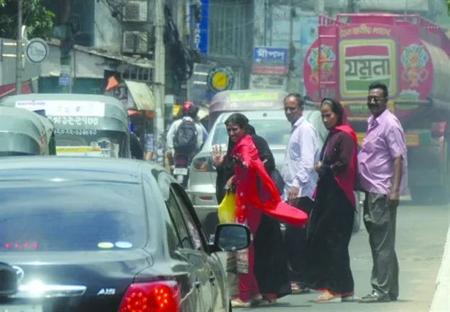 ফুটওভারব্রিজ ও জেব্রা ক্রসিং না মানায় ৮৯ জনকে জরিমানা