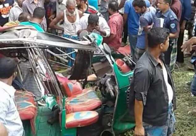 চাঁদপুরে বাস-অটোরিকশা সংঘর্ষে নিহত ৫