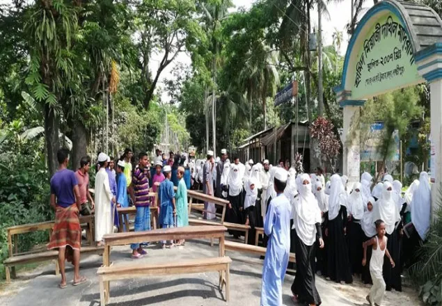 লক্মীপুরে পিকআপ চাপায় মাদ্রাসাছাত্র নিহত, সড়ক অবরোধ