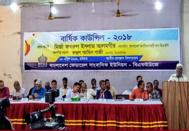 এই সরকারের আমলে সাংবাদিকরা নজিরবিহীন নির্যাতনের শিকার: অধ্যাপক মুজিবুর 