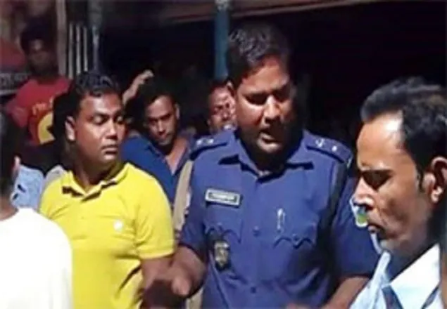 ইয়াবা দিয়ে ফাঁসানোর সময় আটক ৫ পুলিশ সদস্য