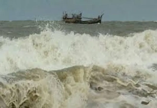 ঘূর্ণিঝড় ফণীর প্রভাবে ট্রলারডুবি, নিখোঁজ ১০