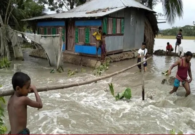 ‘ফণী’র প্রভাবে বাঁধ ভেঙে প্লাবিত লোকালয় 