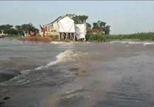 সুনামগঞ্জে বাঁধ ভেঙে হাওরে পানি