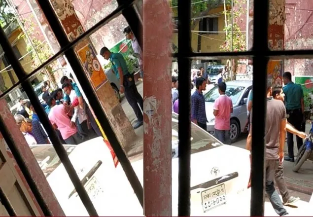 কবি নজরুল কলেজে সাংবাদিকদের উপর ছাত্রলীগের হামলা