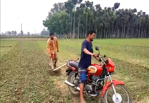 মোটরসাইকেল দিয়ে জমিচাষ করে আলোচিত তরুণ