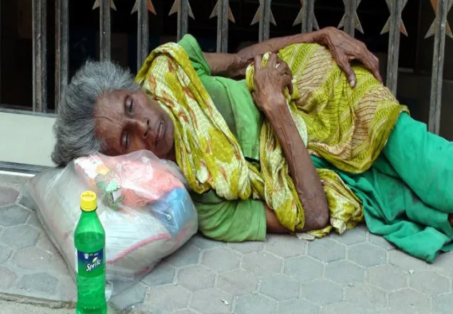 বৃদ্ধা মাকে রাস্তায় ফেলে গেলেন মেয়ে