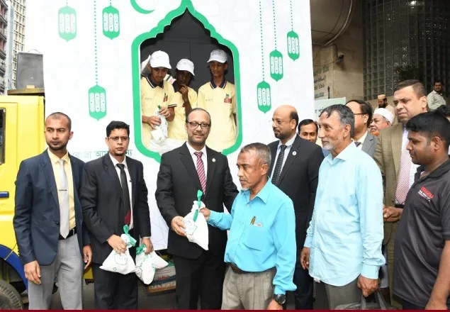 পথচারীদের মাঝে ইফতার বিতরণ করছে ইসলামী ব্যাংক
