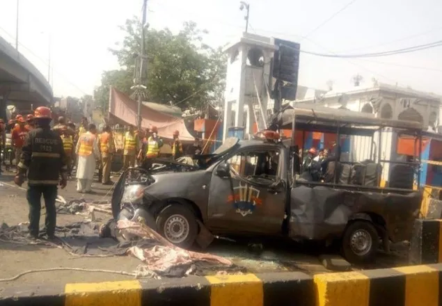 পাকিস্তানে পুলিশের গাড়িতে বোমা হামলা, নিহত ৫