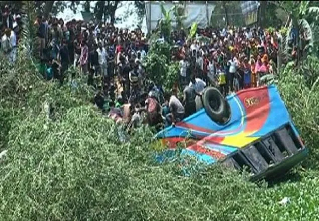 নোয়াখালীতে বাস খাদে পড়ে নিহত ৩
