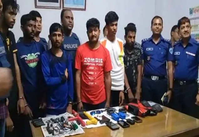  অবৈধ অস্ত্রসহ ৪ ভারতীয় সন্ত্রাসী গ্রেফতার