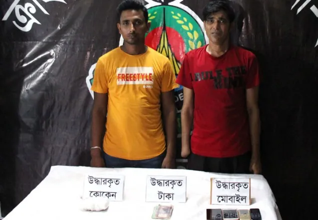 পাবনায় যাত্রীবাহী বাস থেকে কোকেনসহ আটক ২