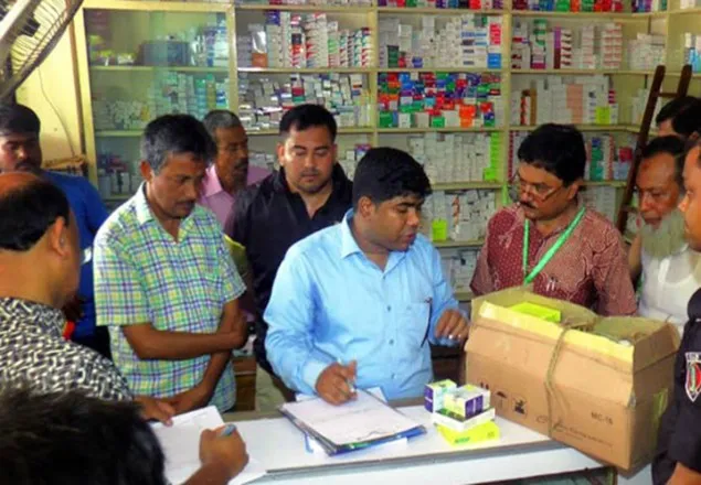 রাজশাহীতে ১০ ফার্মেসিকে আট লাখ টাকা জরিমানা