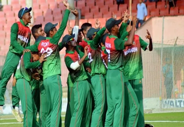 চার পরিবর্তন নিয়ে ফিল্ডিং করছে বাংলাদেশ