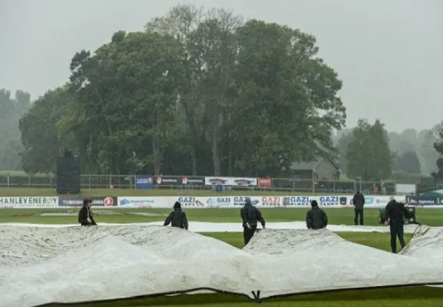 ওয়েস্ট ইন্ডিজের ঝড় শুরুর পর বৃষ্টির হানা
