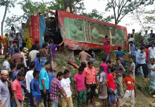 গাছের সঙ্গে যাত্রীবাহী বাসের ধাক্কা, নিহত ৬