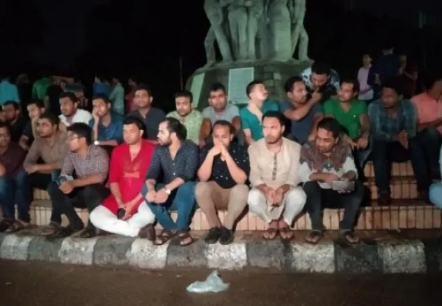ফের ছাত্রলীগের পদবঞ্চিতদের ওপর হামলা, অনশন