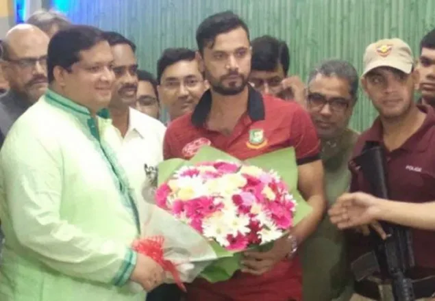 শিরোপা নিয়েই দেশে ফিরলেন মাশরাফি