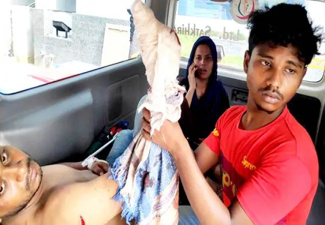 সাবেক ছাত্রলীগ নেতার আঙুল কেটে নিলো বর্তমানরা