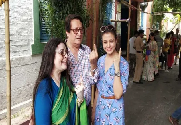 সাধারণ মানুষের সঙ্গেই ভোট দিলেন তারকারা
