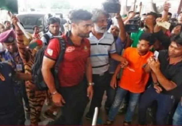 দেশ ছাড়লেন মাশরাফি