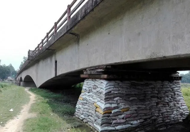 মধ্যরাতে দেবে গেছে সেতু, যান চলাচল বন্ধ