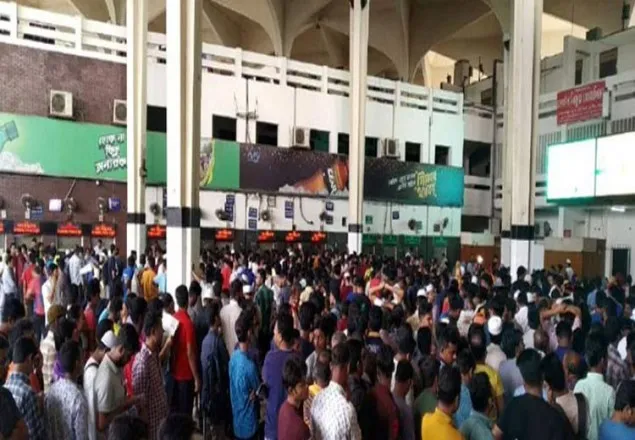 অ্যাপে মিলছে না টিকিট, স্টেশনে ভিড়