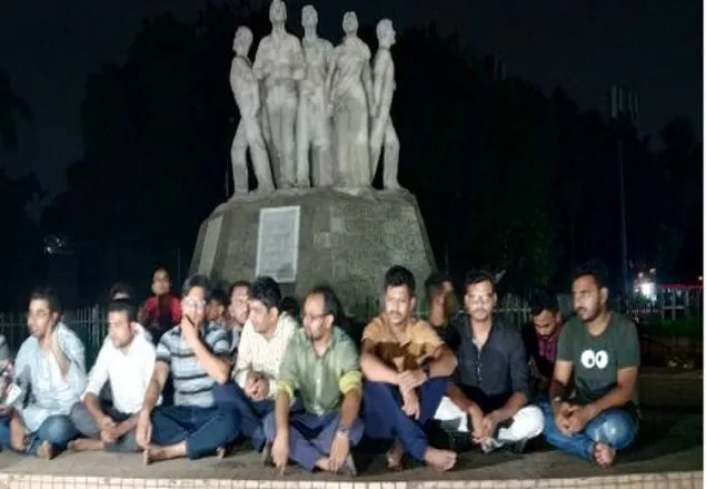 মধ্যরাতে রাজু ভাস্কর্যে ফের ছাত্রলীগের পদবঞ্চিতদের অবস্থান