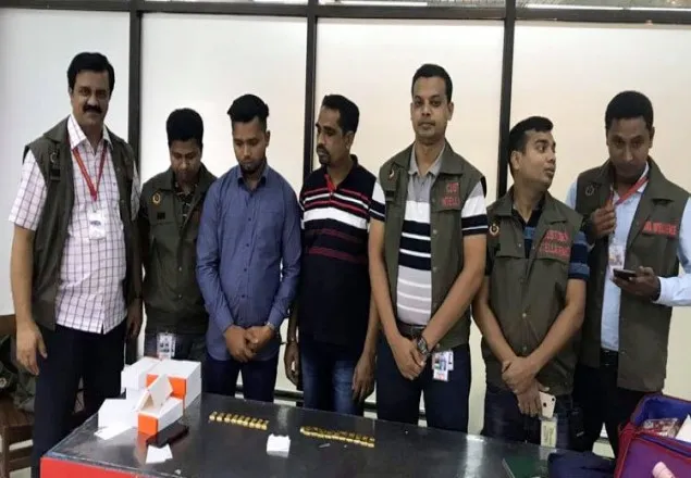 শাহজালালে দুই কেজি স্বর্ণের বারসহ আটক ২