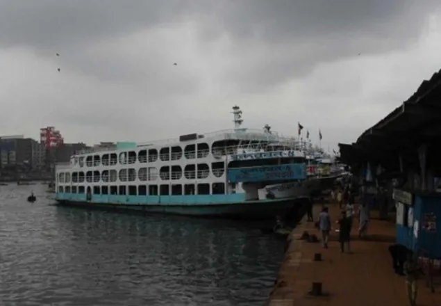 বৈরী আবহাওয়ায় সদরঘাট থেকে লঞ্চ চলাচল বন্ধ