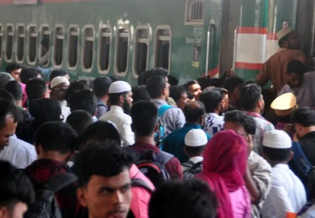 সাড়ে ৩ ঘণ্টা বিলম্বে কমলাপুর ছাড়লো ধূমকেতু এক্সপ্রেস
