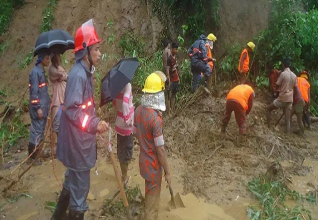 পাহাড় কেটে ভবন নির্মাণ করতে গিয়ে ধস, নিহত ৩