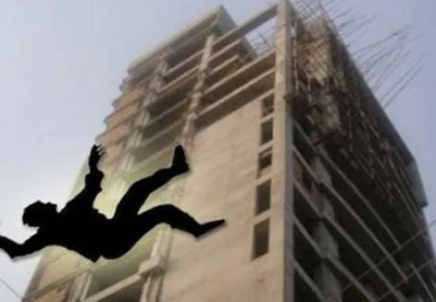 রাজধানীতে ছাদ থেকে পড়ে স্কুলছাত্র নিহত