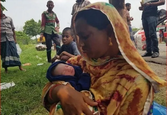 তীব্র যানজটে আটকা পড়ে মহাসড়কেই ‘সন্তান’ প্রসব