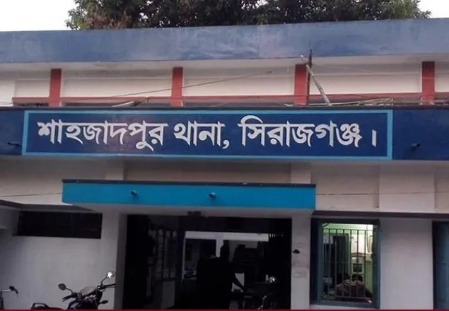 পুলিশের শটগান কেড়ে নিয়ে স্কুলছাত্রকে গুলি করে হত্যা