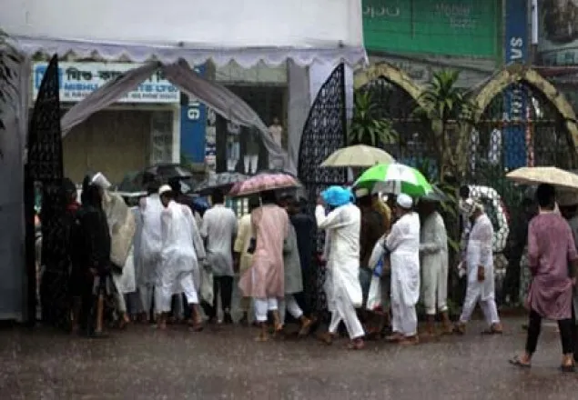 বৃষ্টিতে বায়তুল মোকাররমে মুসল্লিদের ভোগান্তি