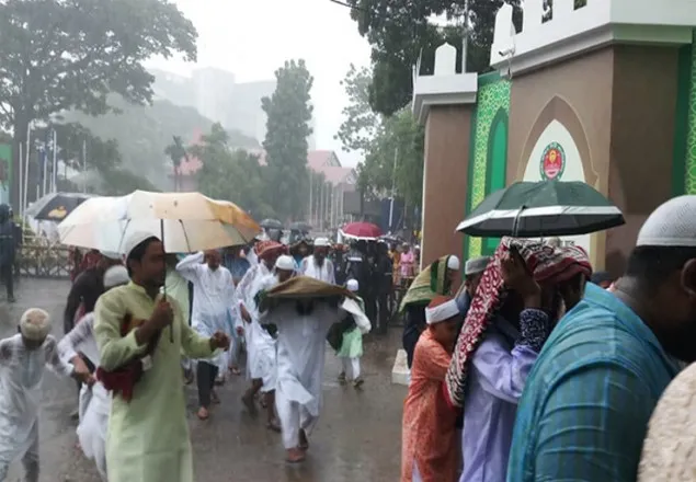 বৃষ্টি বিঘ্নিত প্রধান ঈদ জামাতে মুসল্লিদের দুর্ভোগ