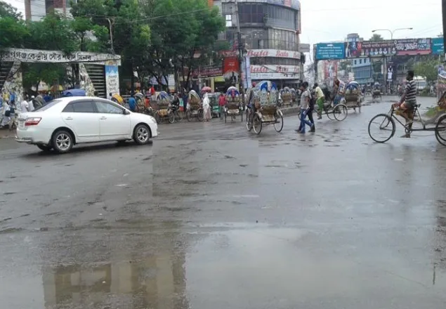 ফাঁকা রাজধানীতে বৃষ্টির বাগড়া