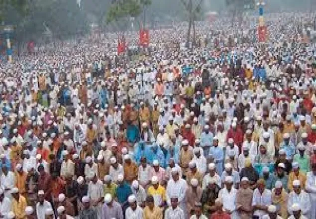 বৃষ্টির মধ্যে কিশোরগঞ্জে দেশের বৃহত্তম ঈদ জামাত অনুষ্ঠিত