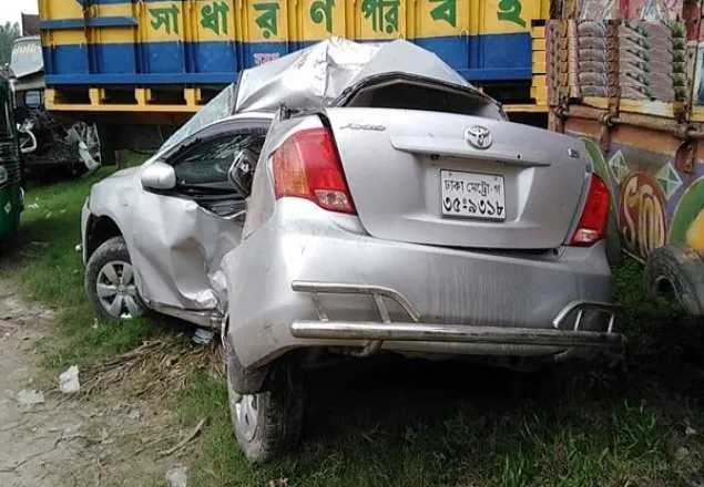 প্রাইভেটকার নিয়ন্ত্রণ হারিয়ে খাদে, নিহত ২