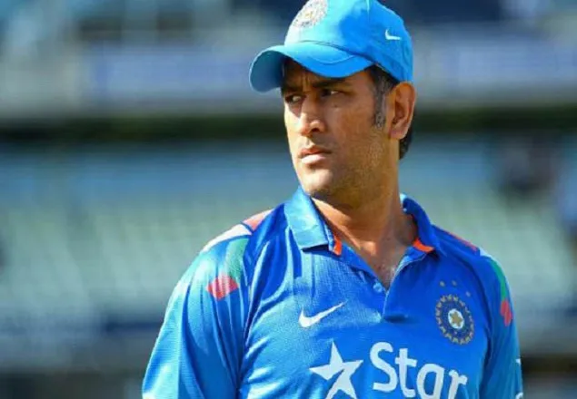 গ্লাভস নিয়ে বিতর্কে ধোনি!