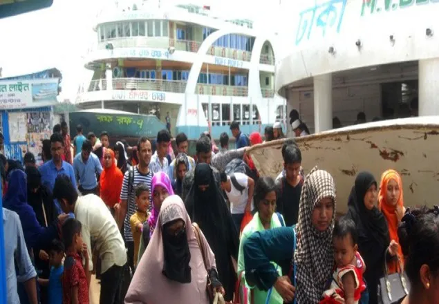 ঈদের ছুটি শেষে রাজধানীমুখী মানুষ