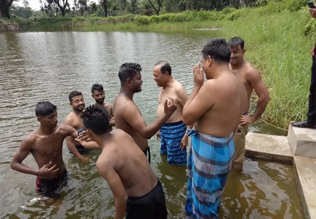 নেতাকর্মীদের সঙ্গে সাঁতার কাটলেন মওদুদ