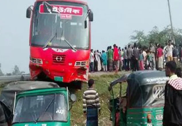 ফেনীতে সড়ক দূর্ঘটনায় মা-মেয়ে নিহত