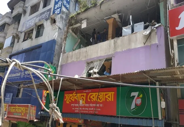 শনির আখড়ায় এসি বিস্ফোরণে নিহত ১, আহত ১২