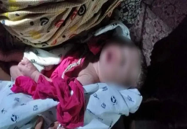 নতুন বাবা-মা পেল মহাসড়কে পড়ে থাকা শিশুটি