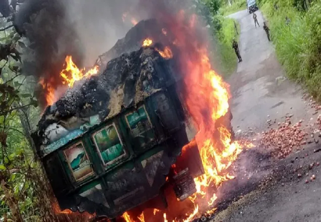 চাদা না দেয়ায় মালবাহী ট্রাকে আগুন