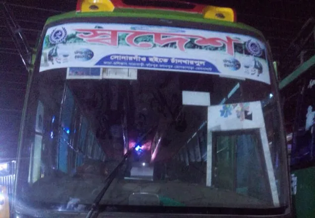 চলন্ত বাসে তরুণীকে ধর্ষণ চেষ্টা, চালককে গণধোলই দিয়ে পুলিশে সোপর্দ